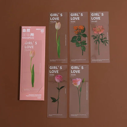 Cinq marque-pages en PVC représentant des fleurs colorées sur un fond marron, avec des motifs délicats et des inscriptions