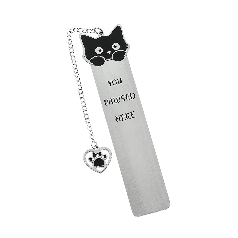 Marque-page en métal avec un chat noir en haut, inscription argentée et un pendentif en forme de patte