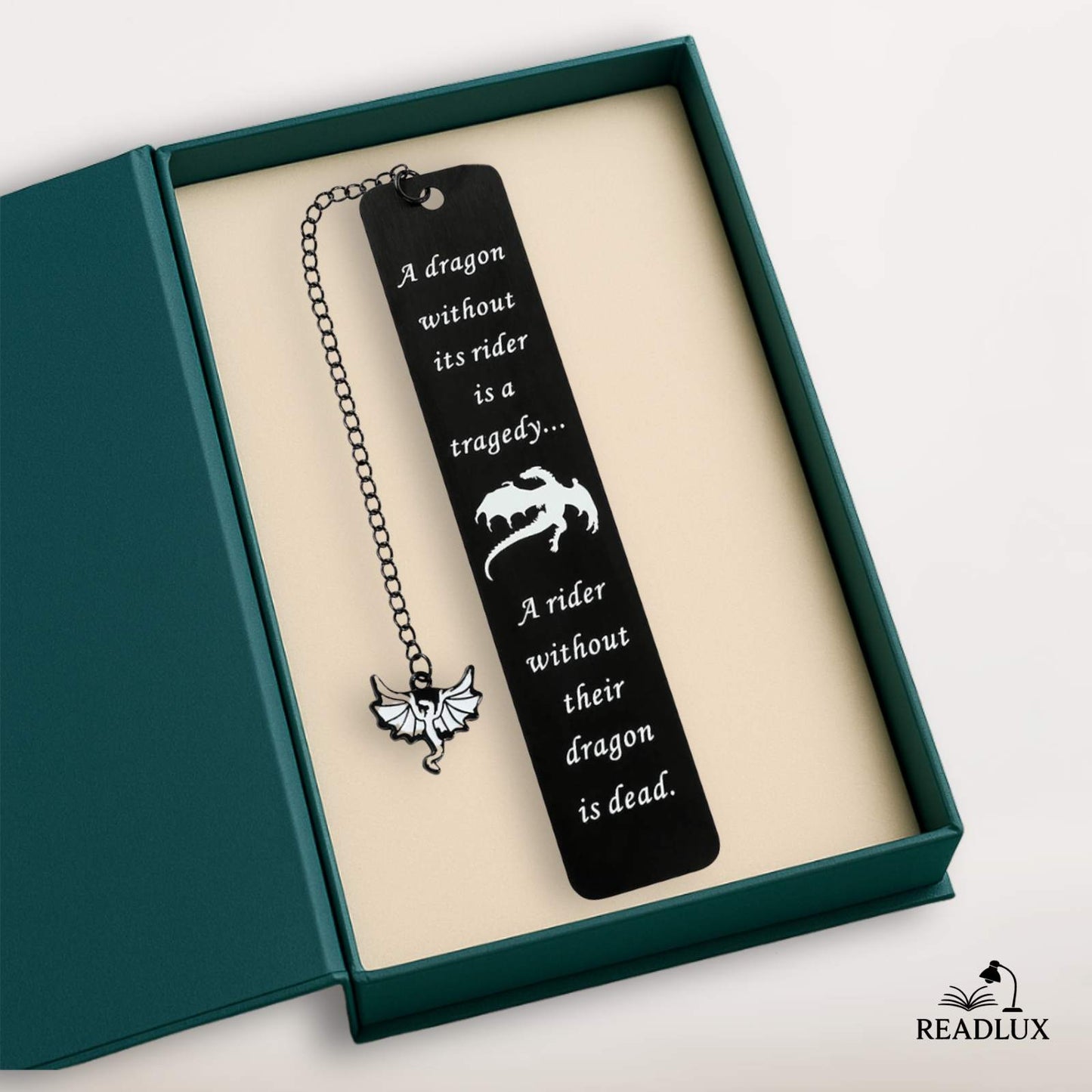 Marque-page en métal noir avec un motif de dragon, chaîne argentée, présenté dans une boîte verte