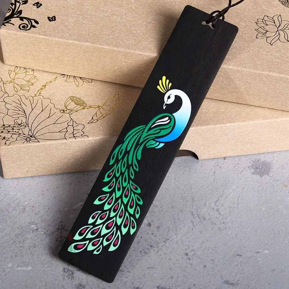 Marque Page Bois Paon Coloré | Fleurs Contraste et Élégance Naturelle