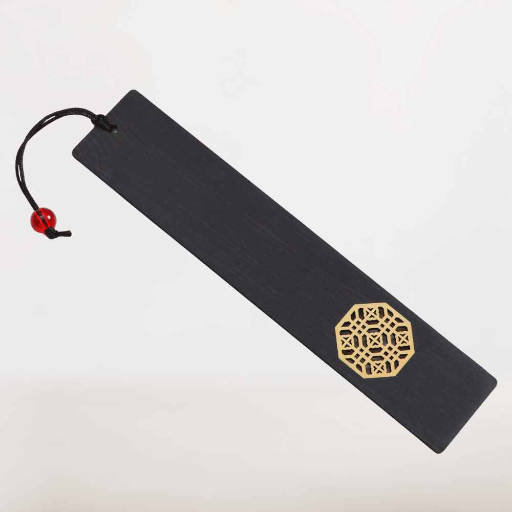 Marque Page Bois Octogonal – Motif Doré et Finesse Contemporaine