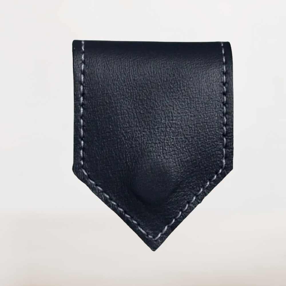 Signet Magnétique en Cuir Noir | L’Alliance du Charme Sombre et de la Précision