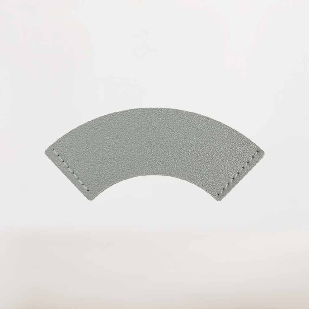 Marque-Page en Cuir Gris | Sobriété et Élégance au Fil de Vos Lectures