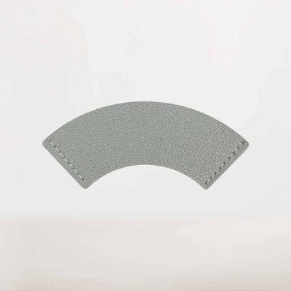 Marque-Page en Cuir Gris | Sobriété et Élégance au Fil de Vos Lectures