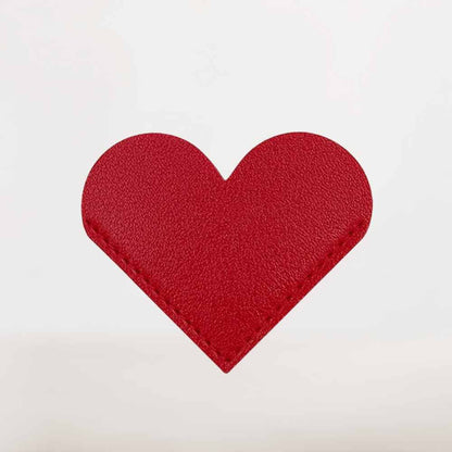 Marque-Page en Cuir Rouge Forme Cœur | Passion et Élégance