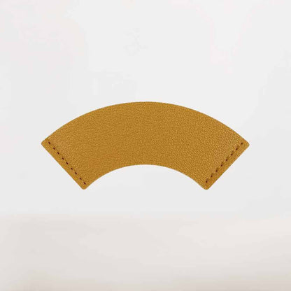 Marque-Page en Cuir Jaune Moutarde | Lumière et Chaleur pour Vos Lectures