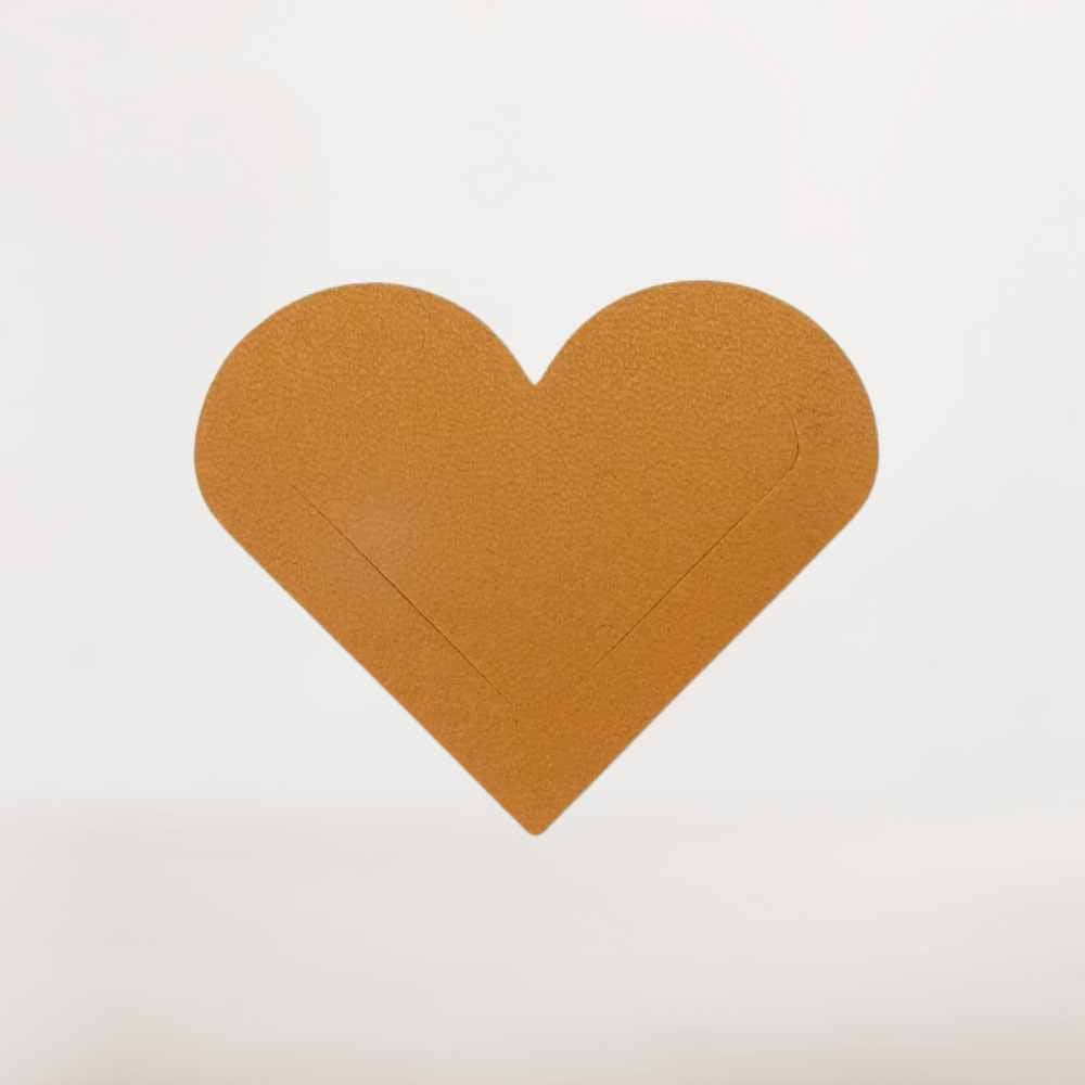 Marque-Page en Cuir Camel Forme Cœur | Douceur Naturelle et Discrétion
