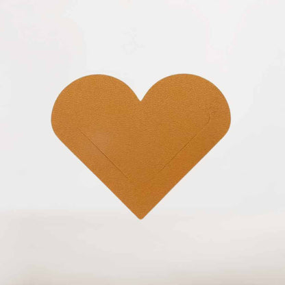 Marque-Page en Cuir Camel Forme Cœur | Douceur Naturelle et Discrétion