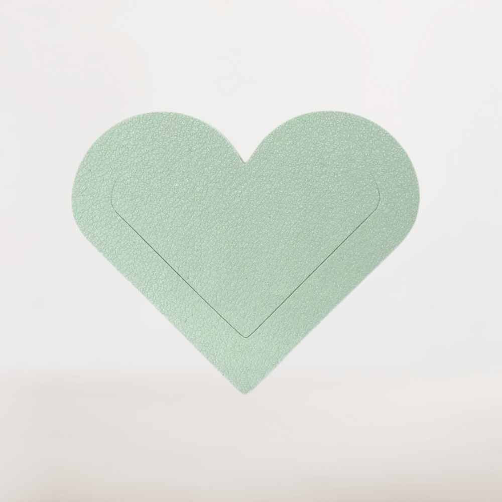 Marque-Page en Cuir Vert d’Eau Forme Cœur | Fraîcheur et Douceur