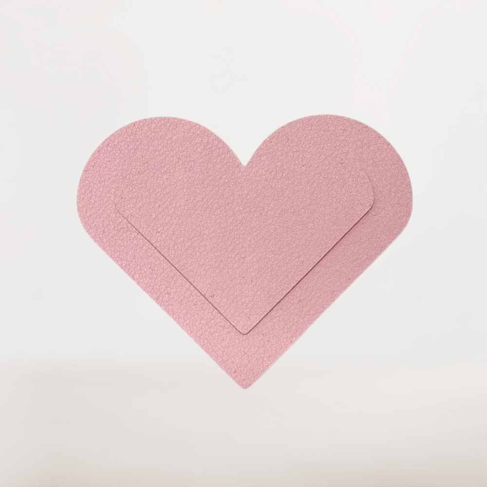Marque-Page en Cuir Rose Poudré Forme Cœur | Charme Doux et Pratique