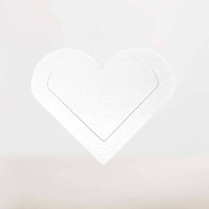 Marque-Page en Cuir Blanc Forme Cœur | Pureté et Minimalisme